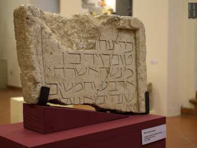 Le lastre, datate tra l�VIII e il IX secolo e realizzate in calcare e argilla, riportano i nomi di personaggi importanti della comunit� ebraica...
